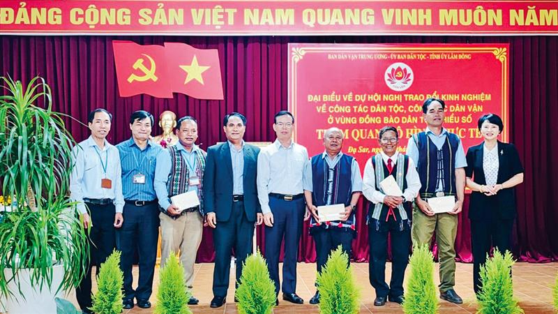 Già làng Lơ Mu Ha Djô (thứ 4 từ phải qua), luôn nêu cao tinh thần trách nhiệm với buôn làng và bà con DTTS