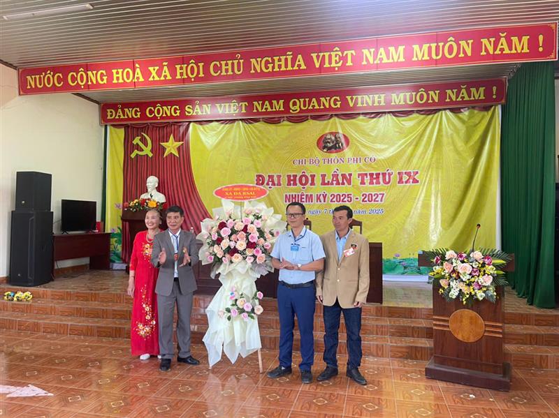 Tặng hoa chúc mừng Đại hội.jpg