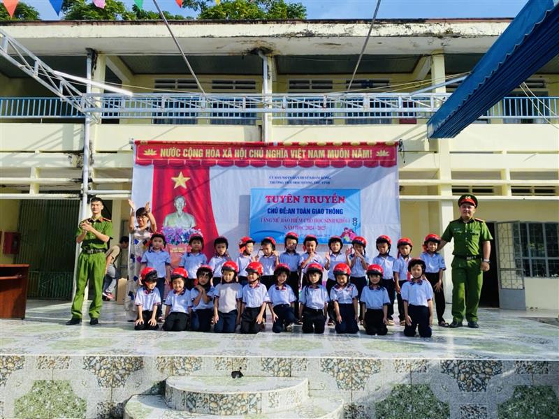 Tặng mũ bảo hiểm cho các em học sinh.jpg