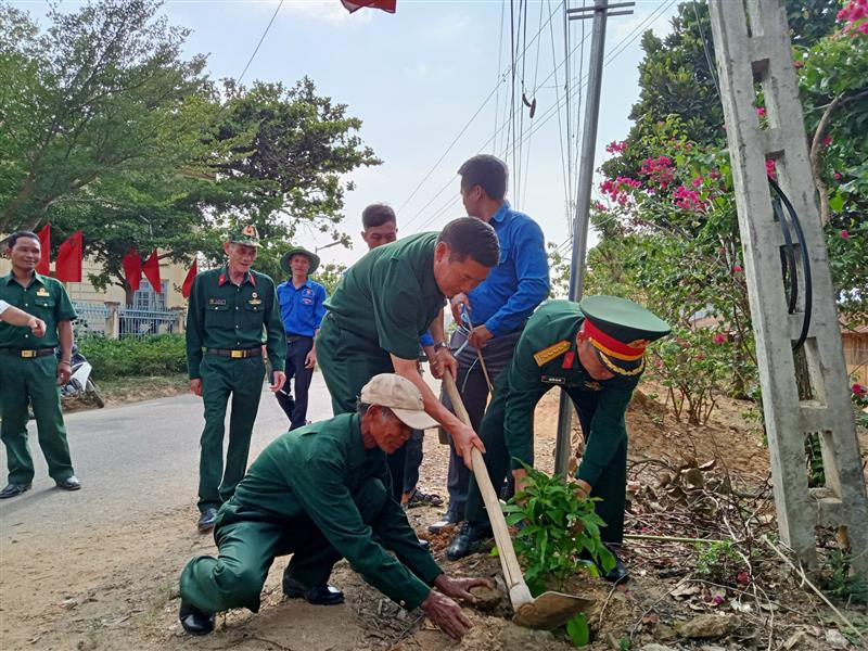 Tham gia ngày thứ 7 cùng với nhân dân xây dựng nông thôn mới