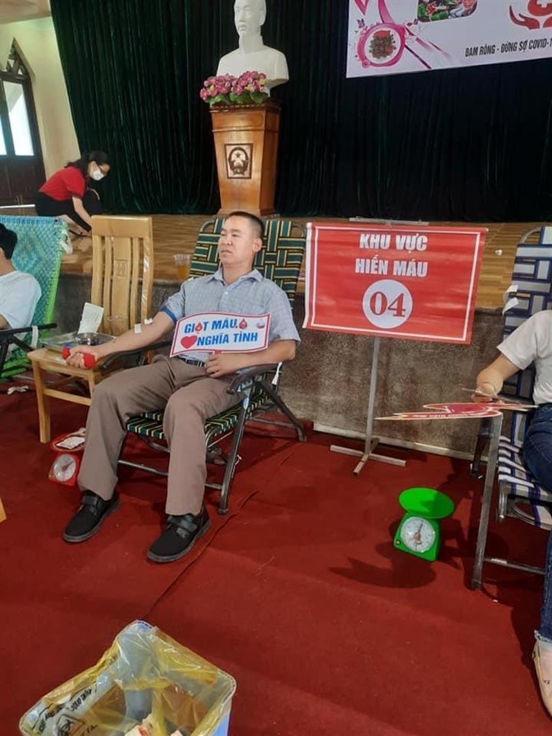 Thành viên Câu lạc bộ tham gia hiến máu cùng thông điệp giọt máu nghĩa tình