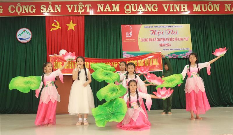 Thí sinh tham gia Hội thi kể chuyện.jpg