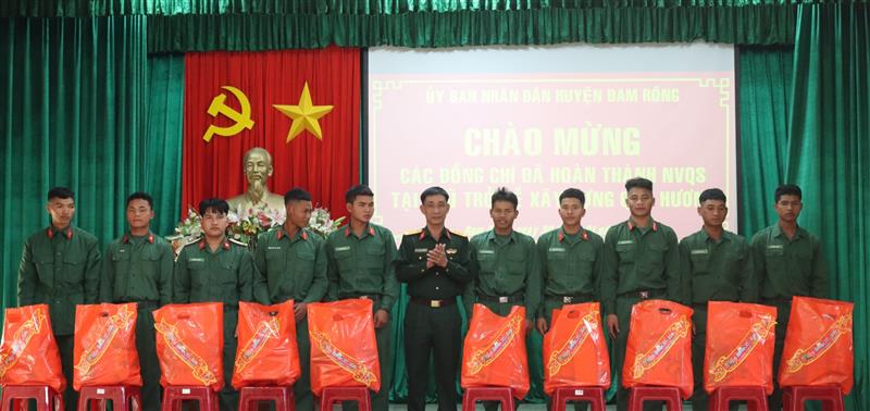 Thượng tá Đoàn Xuân Nguyên - Chỉ Huy trưởng Ban Chỉ huy Quân sự huyện trao tặng quà cho các quân nhân.jpg