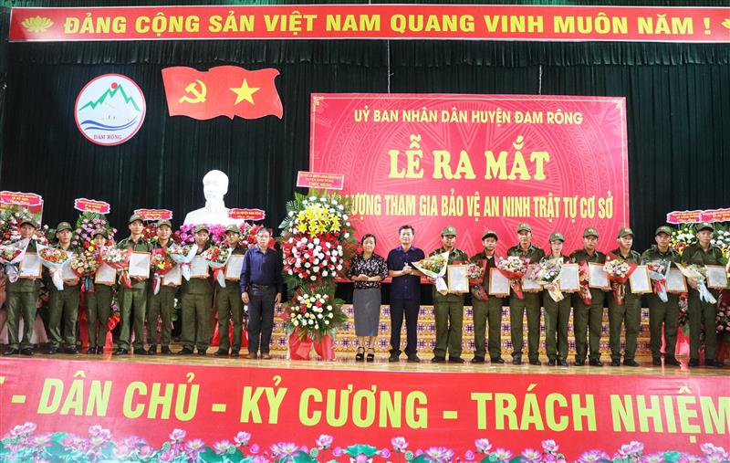 Thường trực Huyện ủy - UBND huyện - Ủy ban MTTQVN huyện tặng hoa chúc mừng.jpg