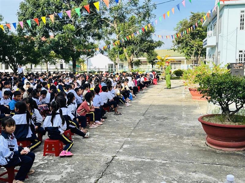 Toàn cảnh buổi tuyên truyền.jpg