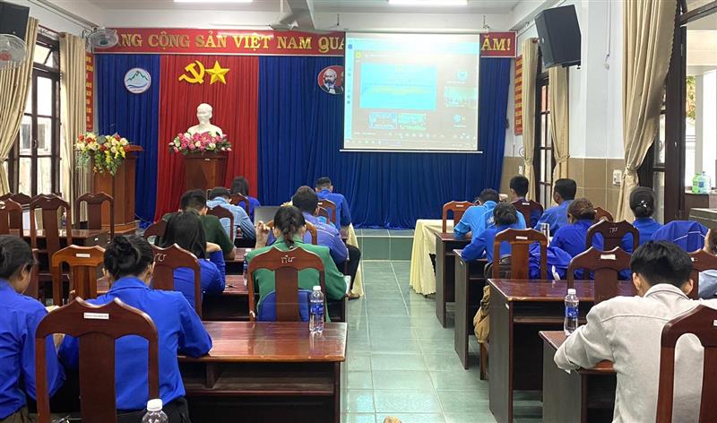 Toàn cảnh Hội nghị trực tuyến tại điểm cầu huyện.jpg