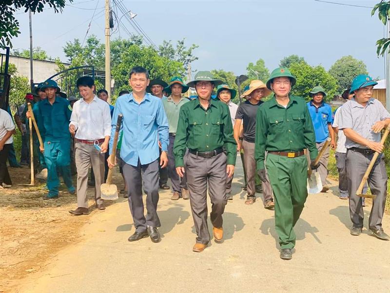 Toàn thể cán bộ và nhân dân tích cực tham gia Ngày thứ 7 cùng nhân dân tham gia xây dựng nông thôn mới