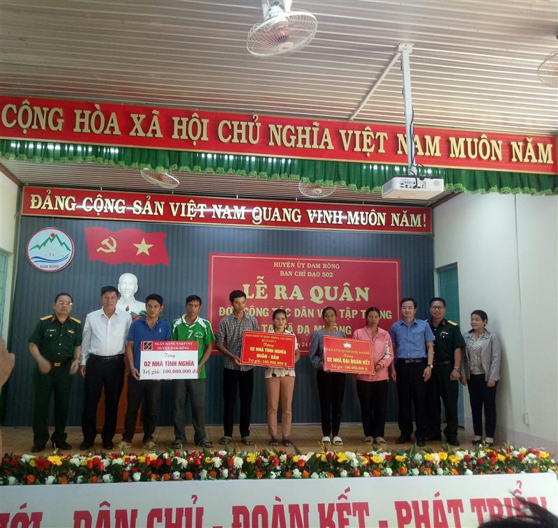 Trao bảng hỗ trợ công trình nhà ở cho hộ nghèo