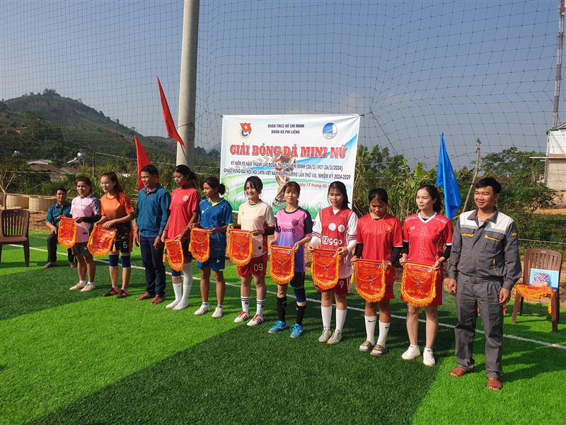 Trao cờ lưu niệm cho các đội bóng tham gia giải