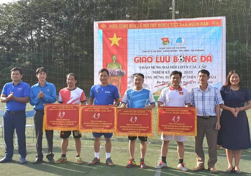 Trao cờ lưu niệm cho các đội tham gia giải bóng đá