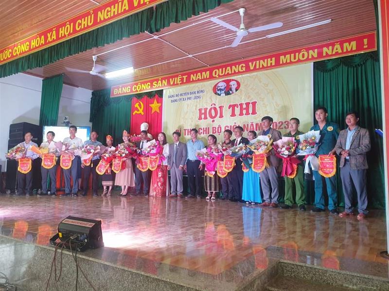 Trao cờ lưu niệm cho các đội tham gia