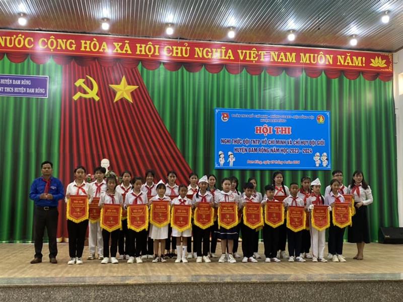 Trao cờ lưu niệm cho các đội thi.jpg