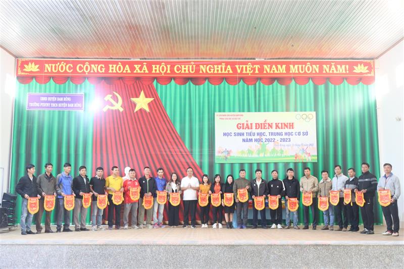 Trao cờ lưu niệm cho các đơn vị tham gia