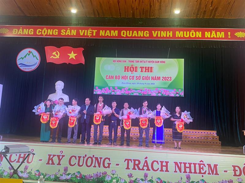 Trao cờ lưu niệm cho các thí sinh tham gia Hội thị