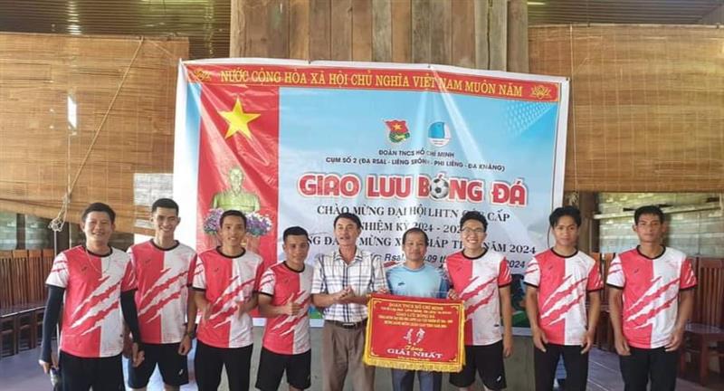 Trao giải nhất cho đội bóng xã Đạ Rsal