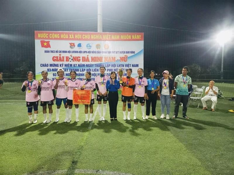 Trao giải nhất cho đội xã Phi Liêng
