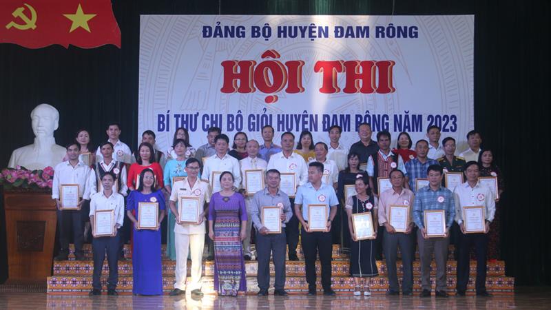 Trao giấy chứng nhận cho 38 thí sinh tham gia hội thi