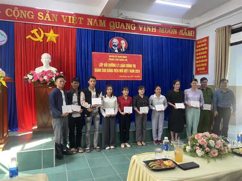 Trao giấy chứng nhận cho các học viên