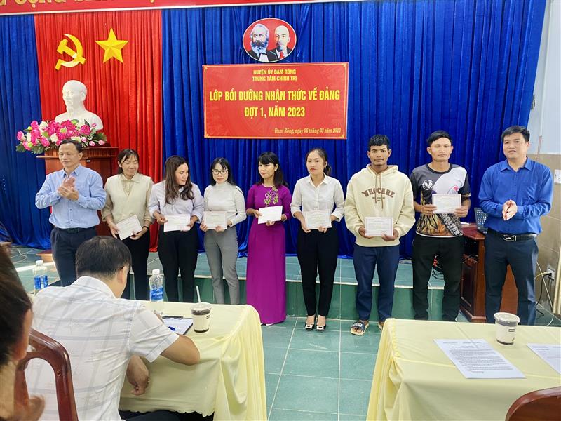 Trao giấy chứng nhận hoàn thành khóa học cho học viên
