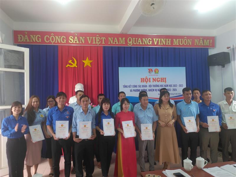 Trao giấy chứng nhận tại Hội nghị