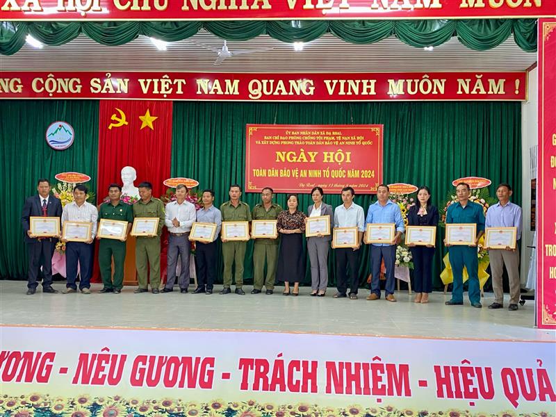 trao giấy khen cho các cá nhân có thành tích xuất sắc.jpg