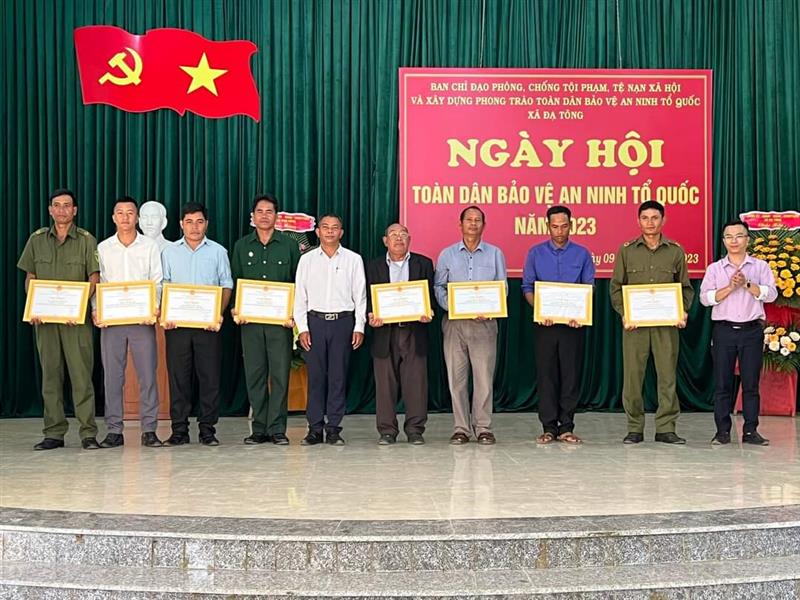 Trao khen thưởng các cá nhân, tập thể có thành tích xuất sắc