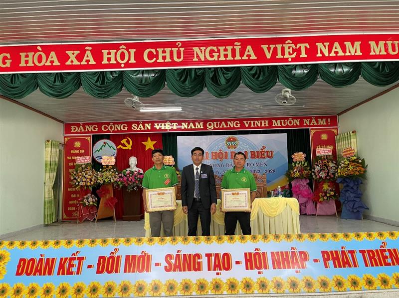 Trao khen thưởng tại Đại hội Hội Nông dân xã Rô Men