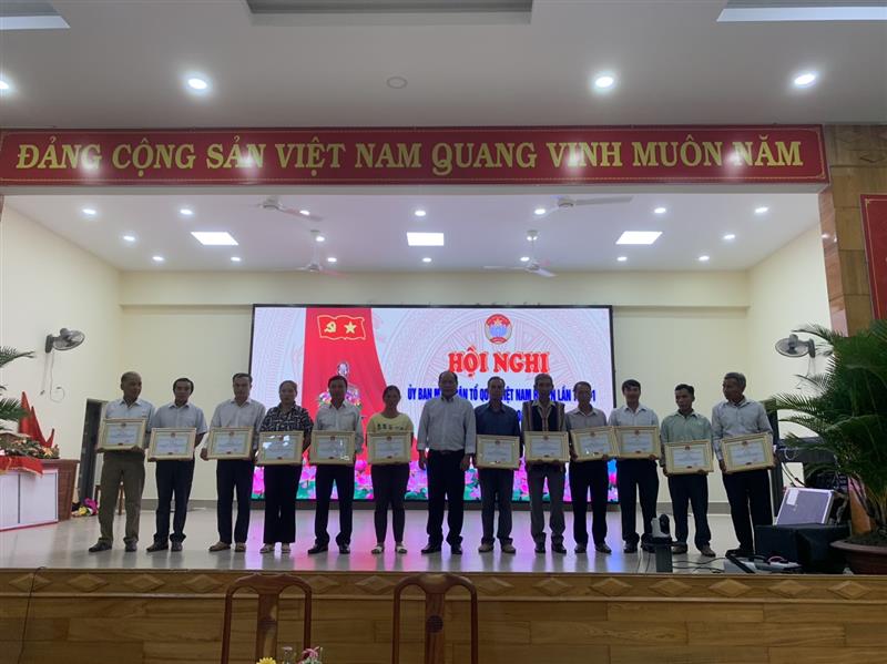 Trao khen thưởng tại Hội nghị