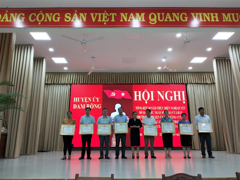 Trao khen thưởng tại Hội nghị