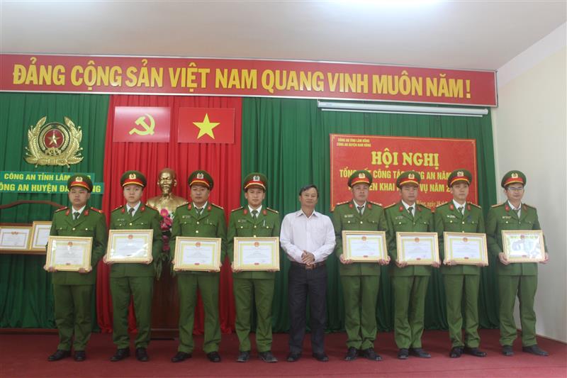 Trao khen thưởng tại Hội nghị