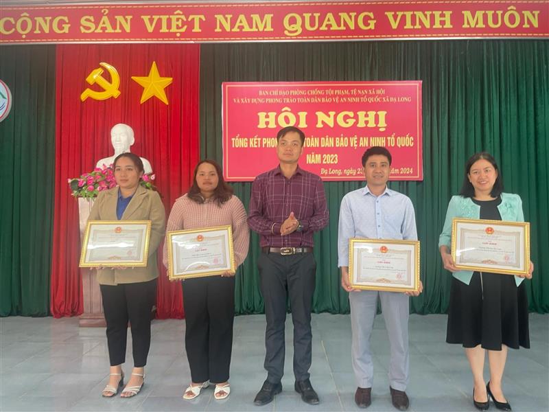 Trao khen thưởng tại Hội nghị