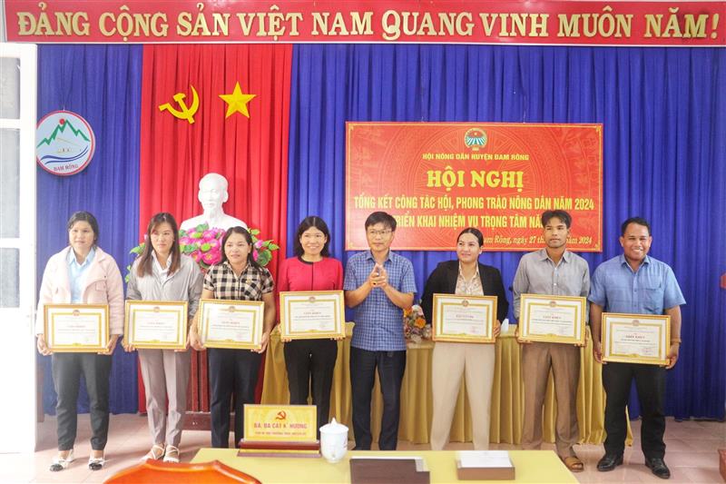 Trao khen thưởng tại Hội nghị.jpg