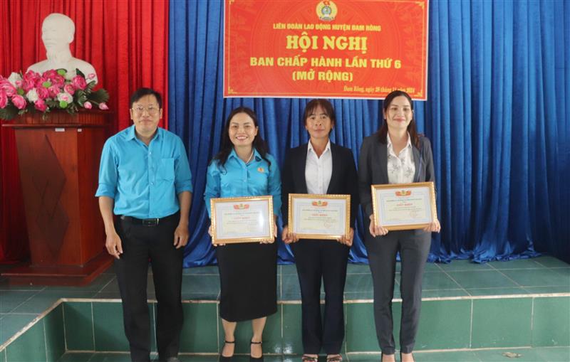 Trao khen thưởng tại Hội nghị.jpg