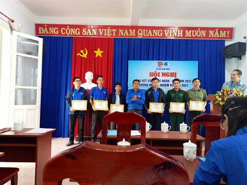 Trao khen thưởng tại Hội nghị