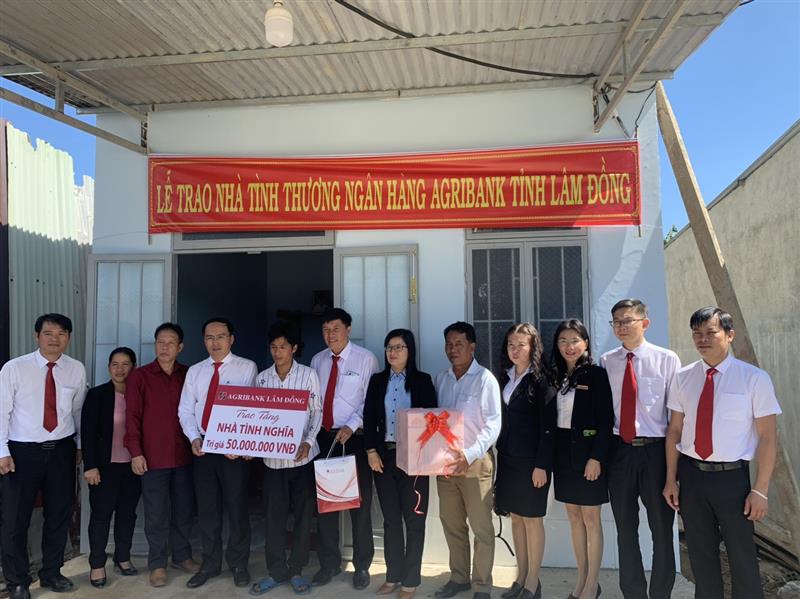 Trao nhà tình nghĩa cho hộ nghèo tại xã Liêng S'rônh