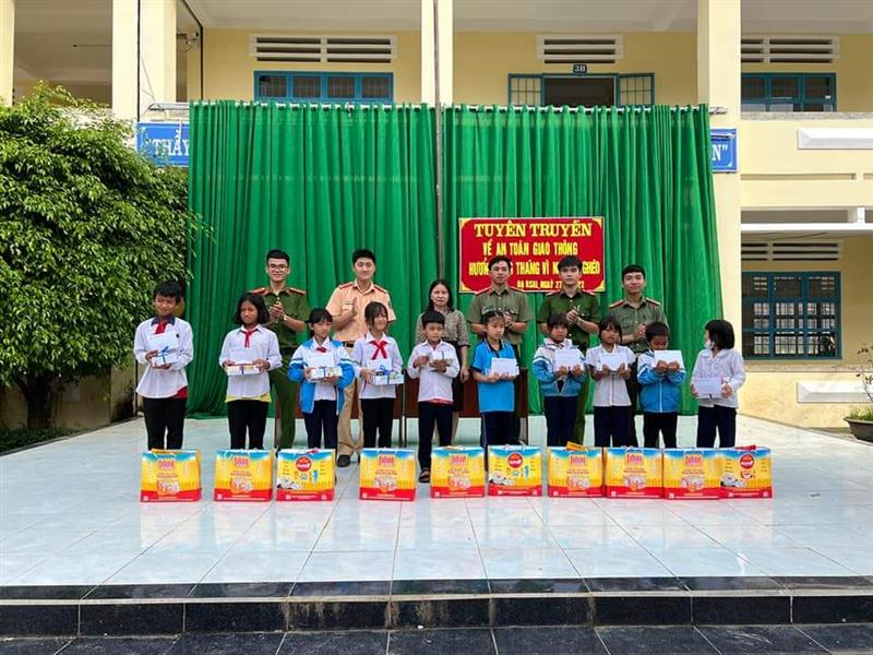 Trao quà cho các em học sinh có hoàn cảnh khó khăn