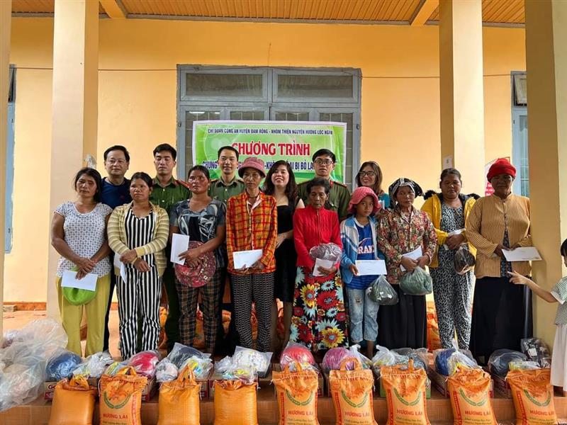 Trao quà cho người dân có hoàn cảnh khó khăn