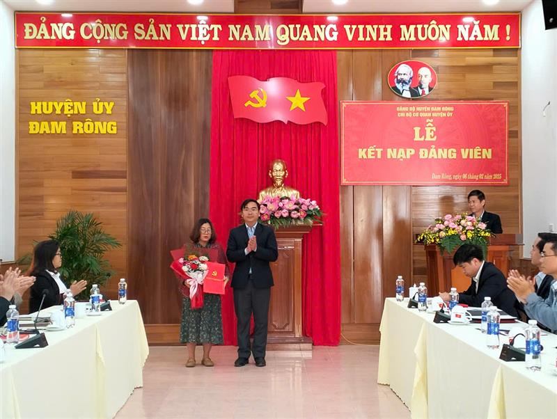 Trao quyết định và tặng hoa chúc mừng đảng viên mới.jpg