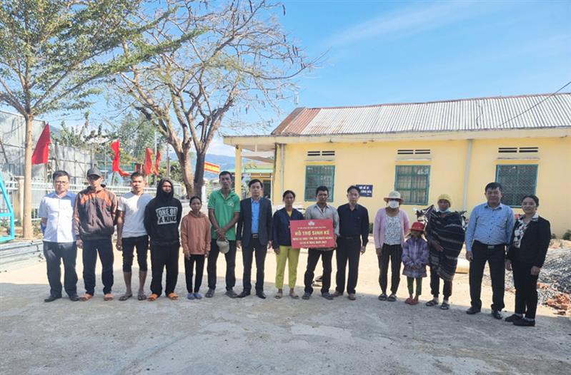 Trao sinh kế cho hộ dân xã Đạ M'Rông