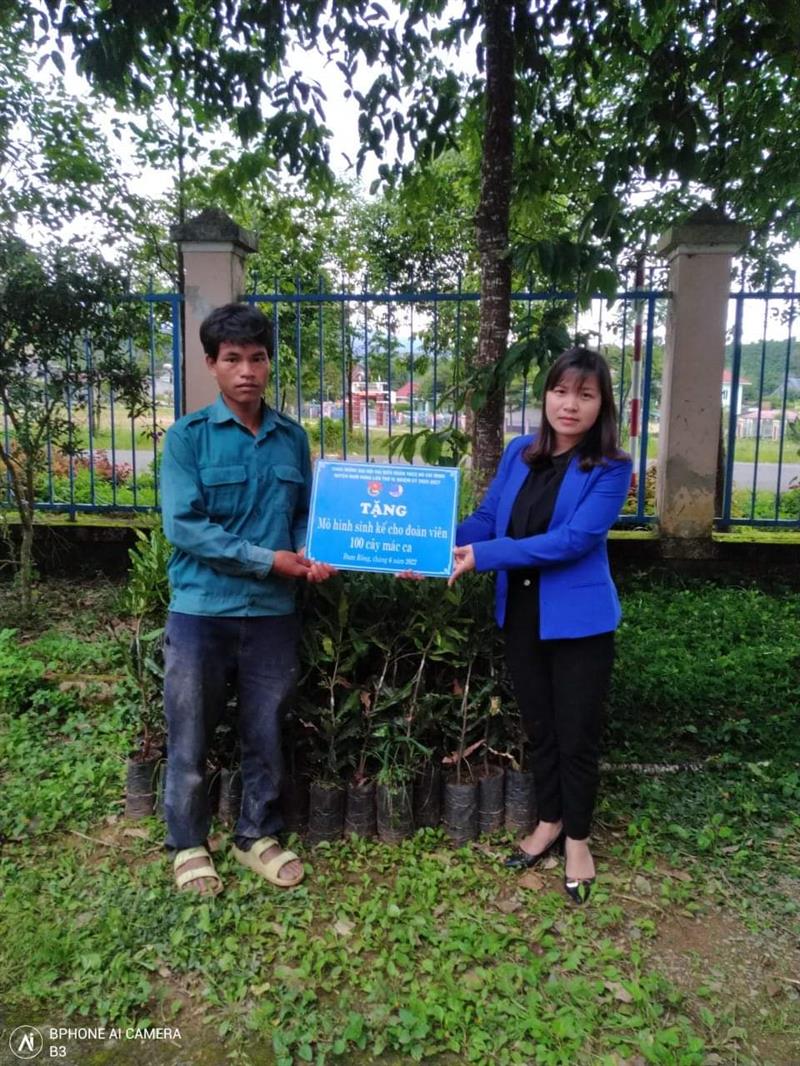 Trao tặng mô hình sinh kế  cho đoàn viên xã Đạ K'nàng