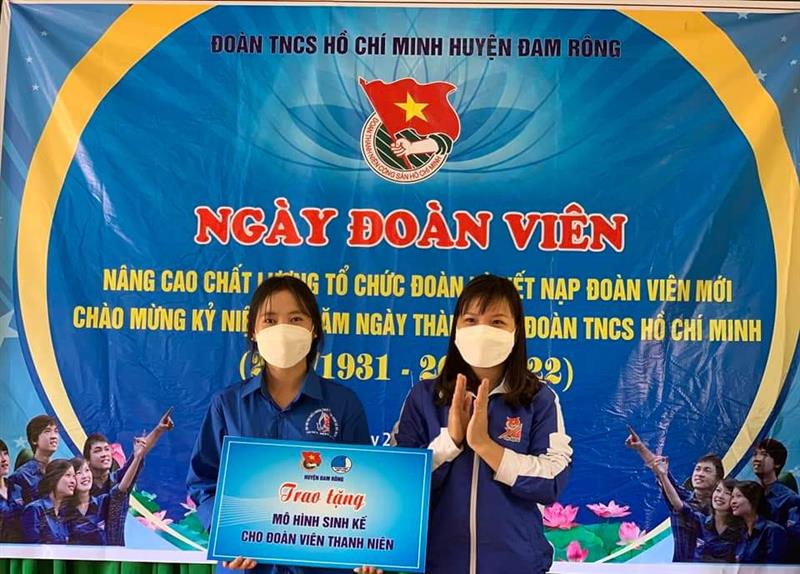 Trao tặng mô hình sinh kế cho đoàn viên xã Rô Men