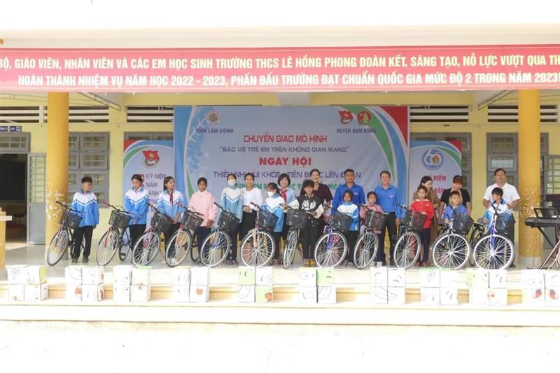 Trao xe đạp tại Chương trình ngày hội