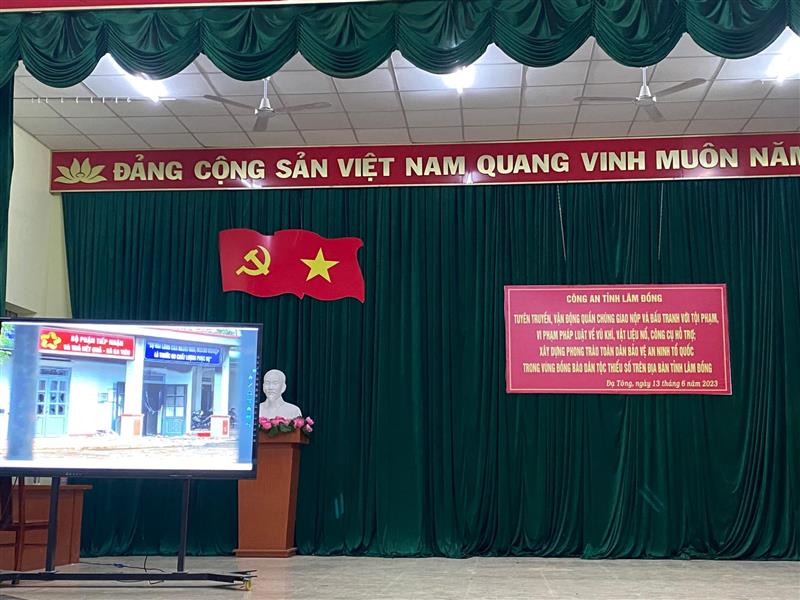 Trình chiếu hình ảnh tuyên truyền cho người dân về vấn đề an ninh trong vùng đồng báo dân tộc thiểu số