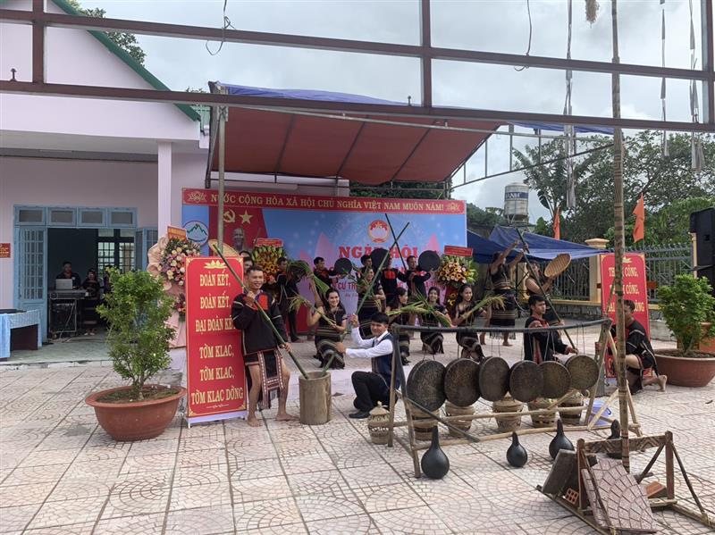 Văn nghệ chào mừng Ngày hội Đại đoàn kết tại Liêng Trang 1