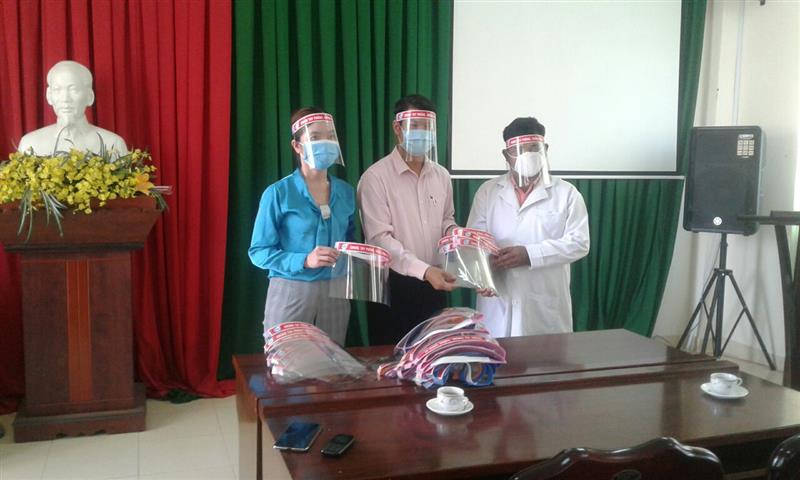 Hội LHPN huyện tặng tấm chắn mặt cho Trung tâm y tế huyện Đam Rông