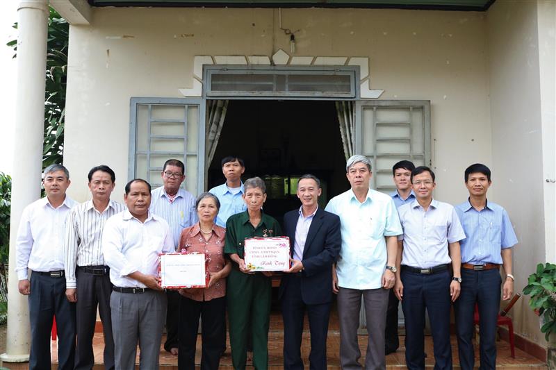 Đồng chí Trần Văn Hiệp – Phó Bí thư Tỉnh ủy trao tặng quà cho các thương binh tại xã Đạ K’nàng và Phi Liêng
