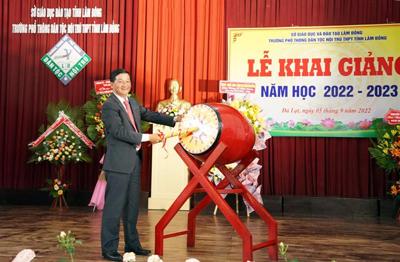 Bí thư Tỉnh ủy Lâm Đồng Trần Đức Quận đánh trống khai giảng năm học mới