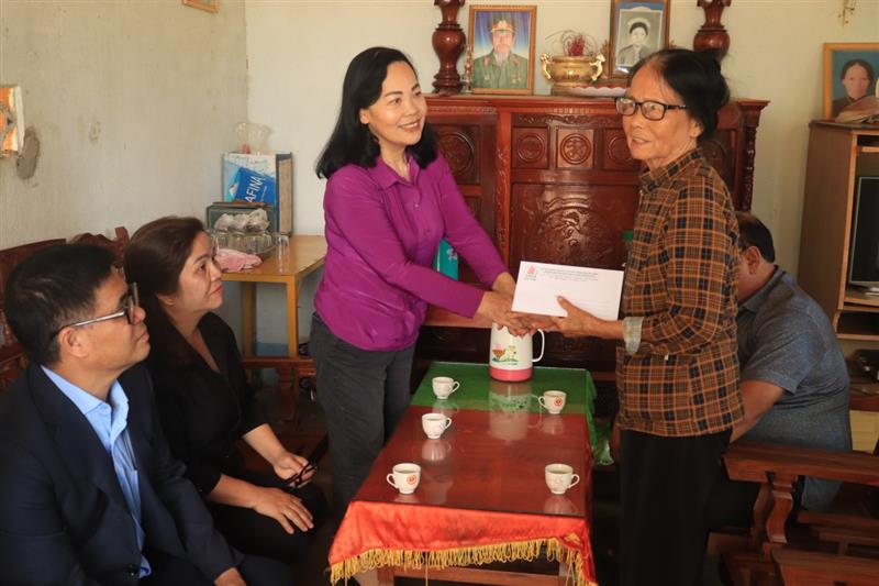 Bà Hoàng Thị Thu Hồng - Chủ tịch Hội Nạn nhân chất độc da cam/dioxin tỉnh thăm, tặng quà Tết cho gia đình nạn nhân chất độc da cam