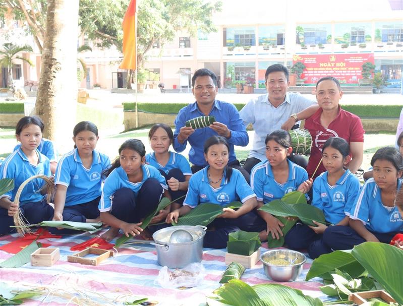 Anh Bon Krong Ha Nỗ (mặc áo xanh thanh niên) đã có nhiều sáng kiến, ý tưởng hiệu quả trong công tác Đoàn và phong trào thiếu nhi huyện Đam Rông