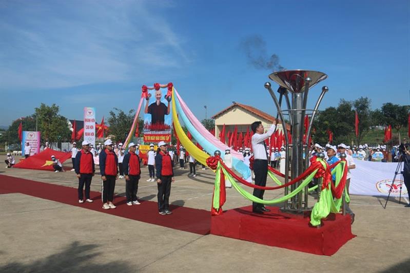 Đồng chí Nguyễn Văn Lộc - Bí thư Huyện ủy Đam Rông đốt đuốc truyền thống